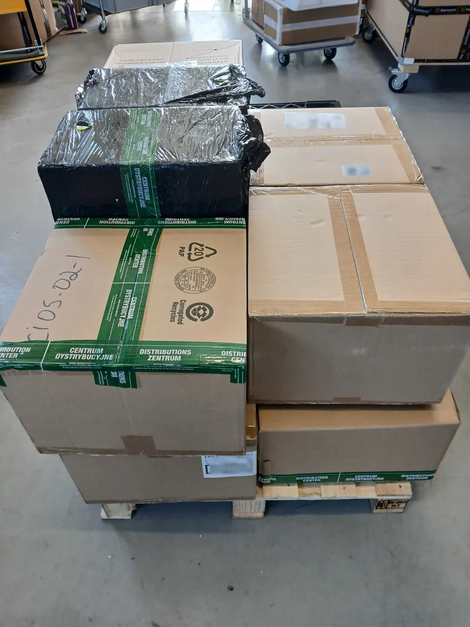 KRINOVA warehouse operations: mixed shipments packed and labeled